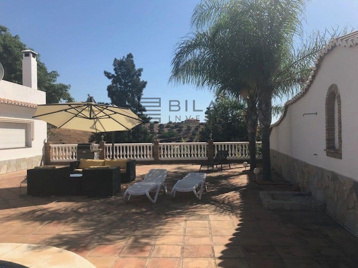 4 bedroom Villa for sale in La Cala de Mijas with pool garage - € 995,000 (Ref: 9685965)