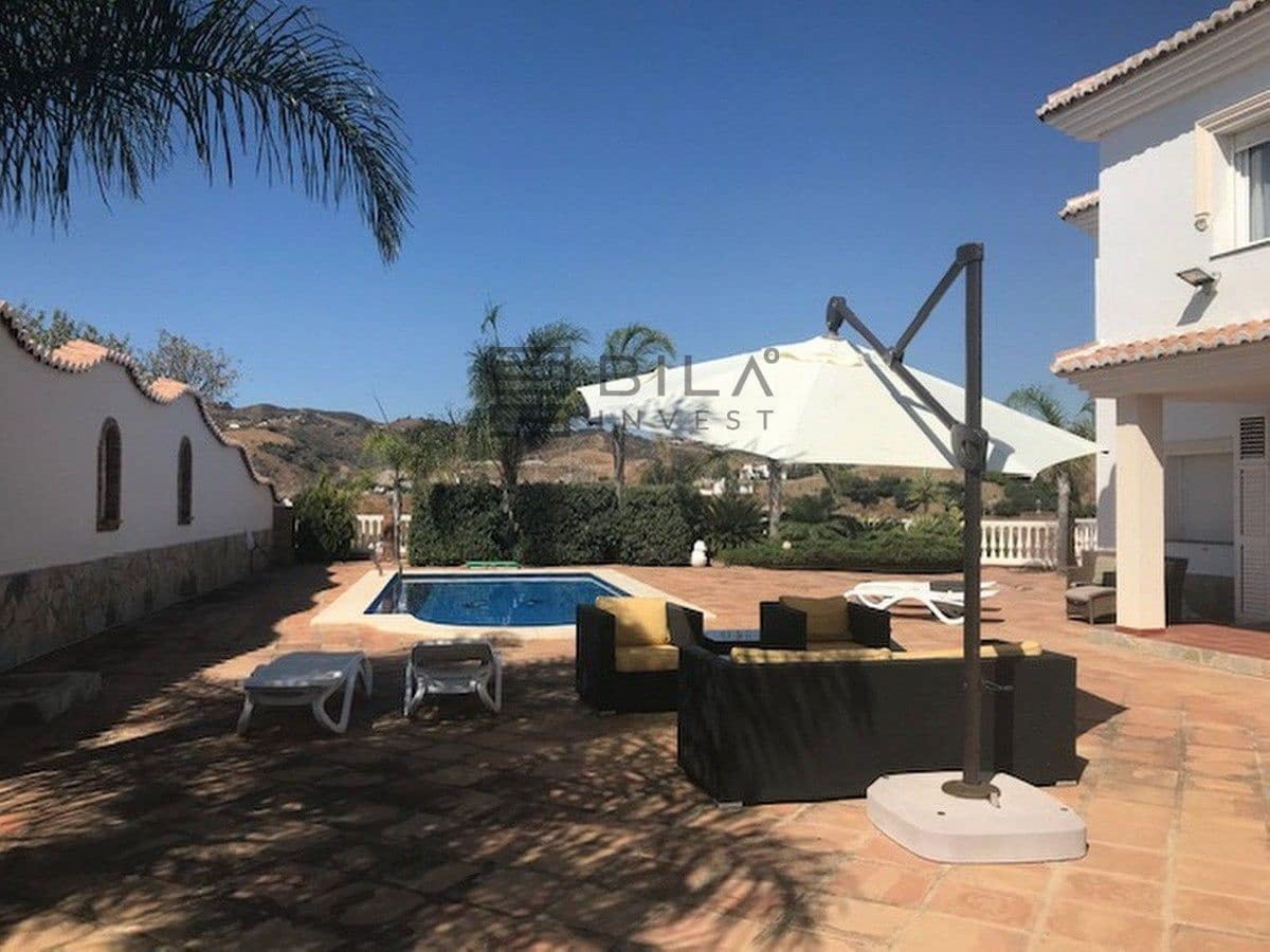 4 bedroom Villa for sale in La Cala de Mijas with pool garage - € 995,000 (Ref: 9685965)
