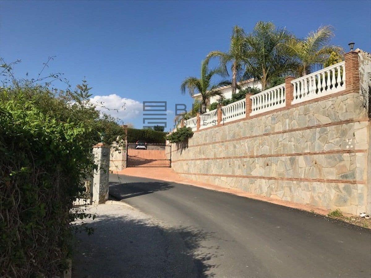 4 bedroom Villa for sale in La Cala de Mijas with pool garage - € 995,000 (Ref: 9685965)