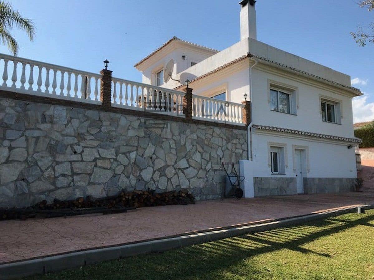 4 bedroom Villa for sale in La Cala de Mijas with pool garage - € 995,000 (Ref: 9685965)