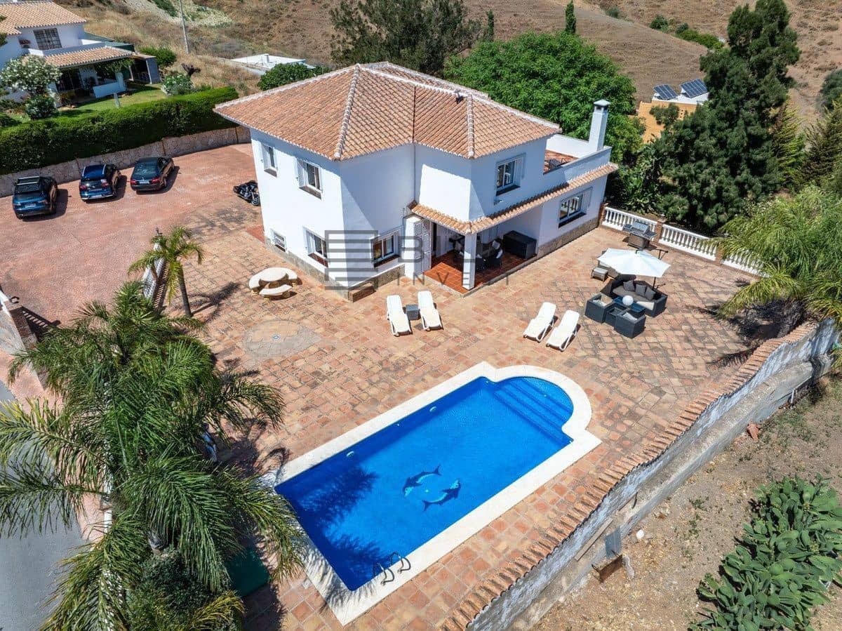 4 bedroom Villa for sale in La Cala de Mijas with pool garage - € 995,000 (Ref: 9685965)