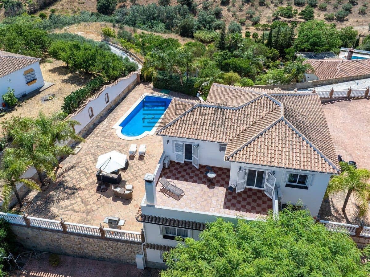 4 bedroom Villa for sale in La Cala de Mijas with pool garage - € 995,000 (Ref: 9685965)