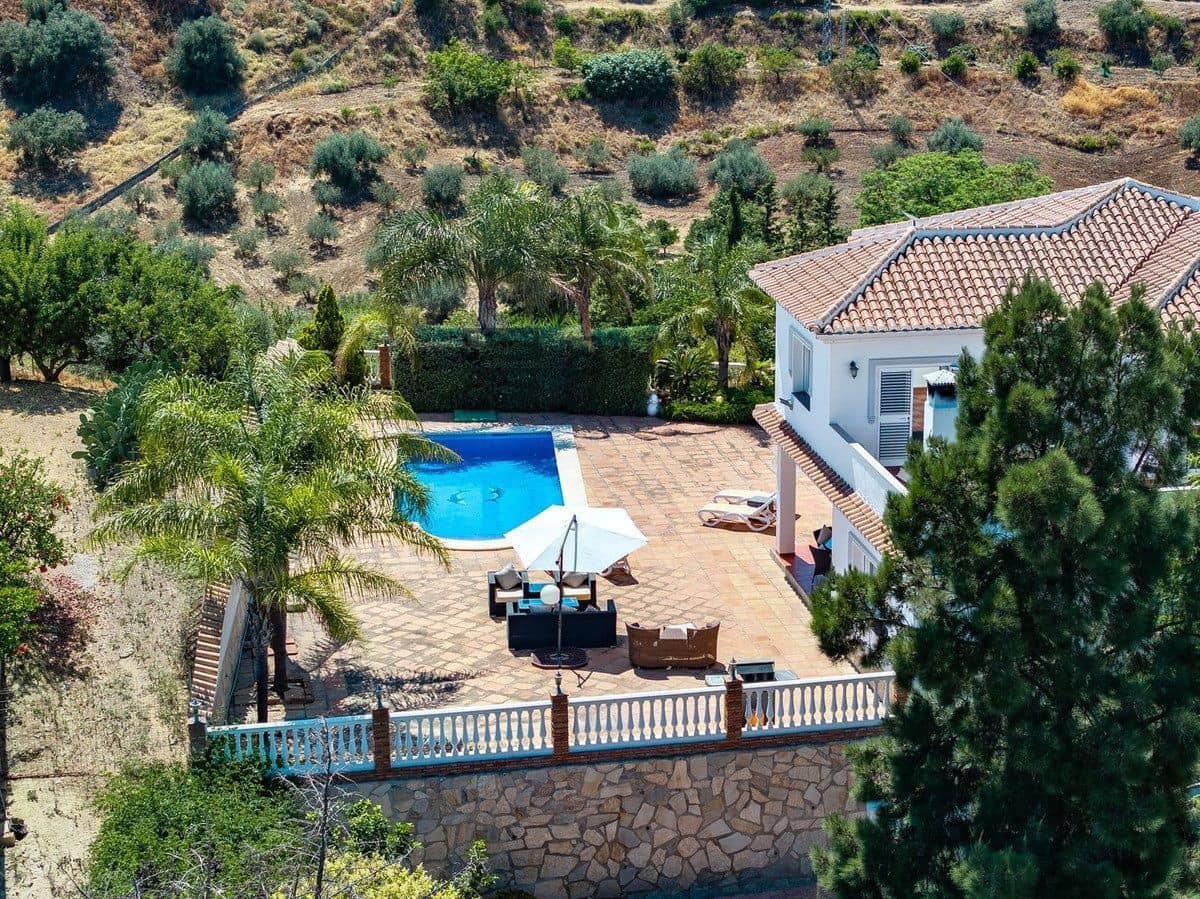 4 bedroom Villa for sale in La Cala de Mijas with pool garage - € 995,000 (Ref: 9685965)