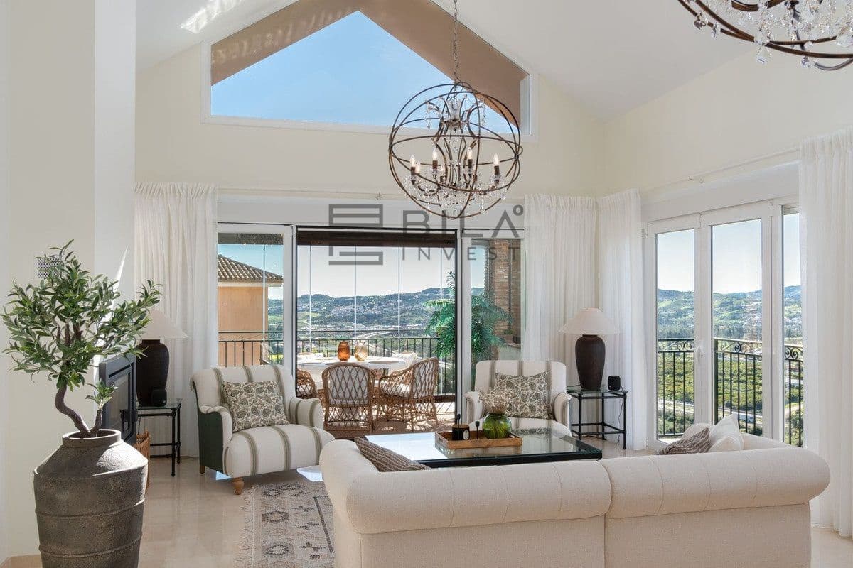 4 sypialnia Willa na sprzedaż w La Sierrezuela z basenem garażem - 1 430 000 € (Ref: 9685967)