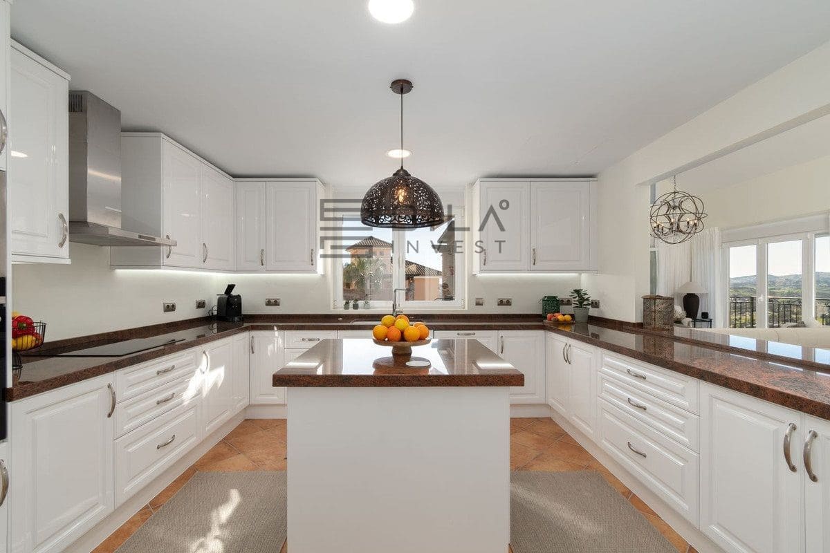 4 sypialnia Willa na sprzedaż w La Sierrezuela z basenem garażem - 1 430 000 € (Ref: 9685967)