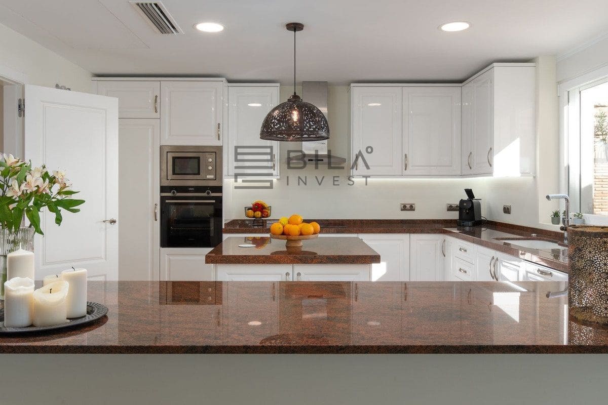 4 sypialnia Willa na sprzedaż w La Sierrezuela z basenem garażem - 1 430 000 € (Ref: 9685967)