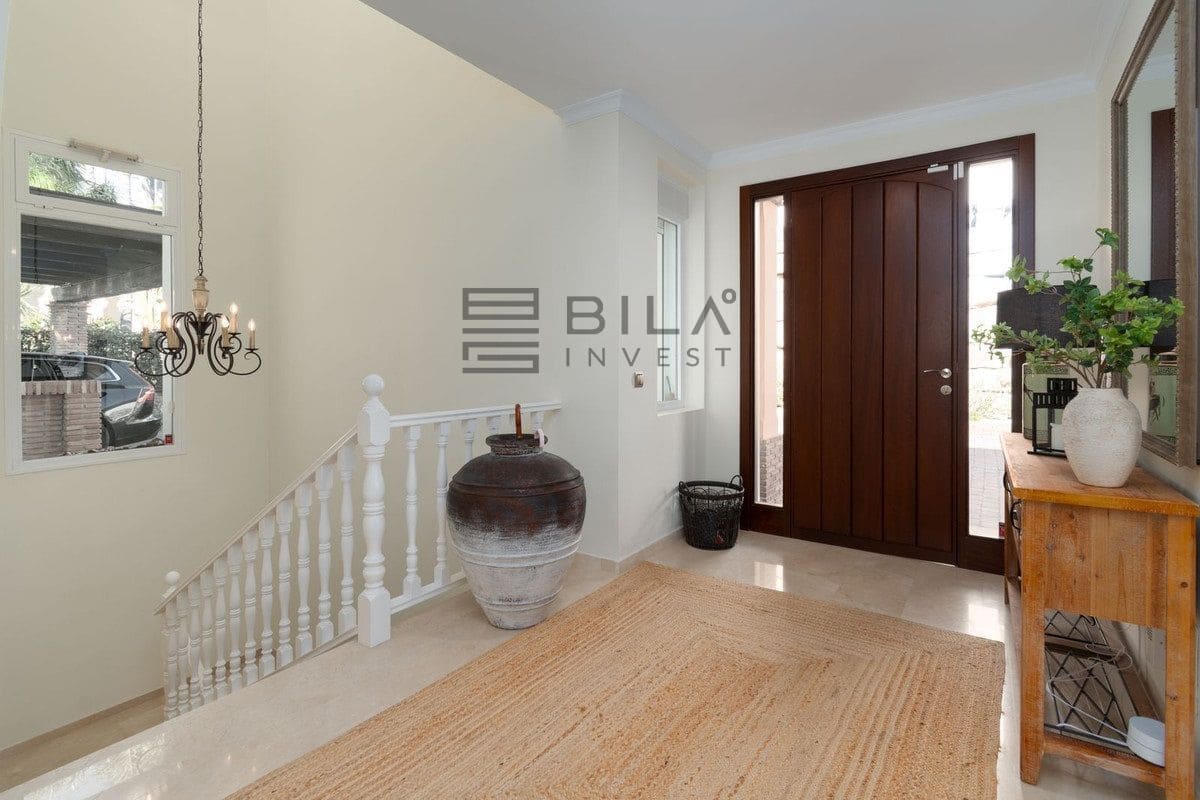 4 sypialnia Willa na sprzedaż w La Sierrezuela z basenem garażem - 1 430 000 € (Ref: 9685967)