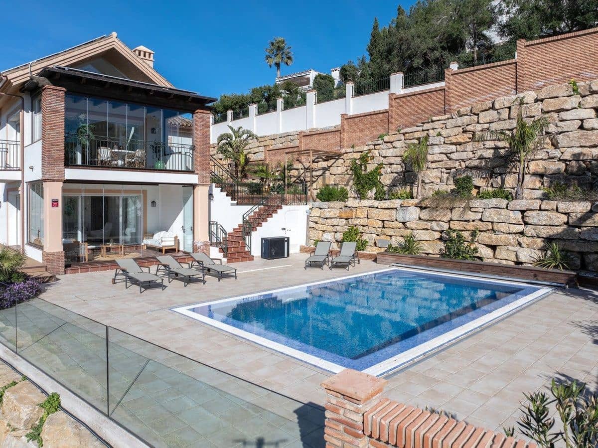 4 sypialnia Willa na sprzedaż w La Sierrezuela z basenem garażem - 1 430 000 € (Ref: 9685967)