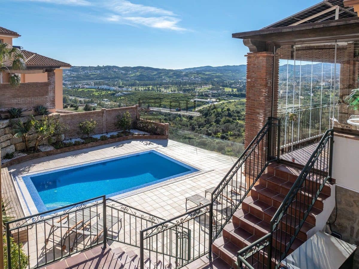 4 sypialnia Willa na sprzedaż w La Sierrezuela z basenem garażem - 1 430 000 € (Ref: 9685967)