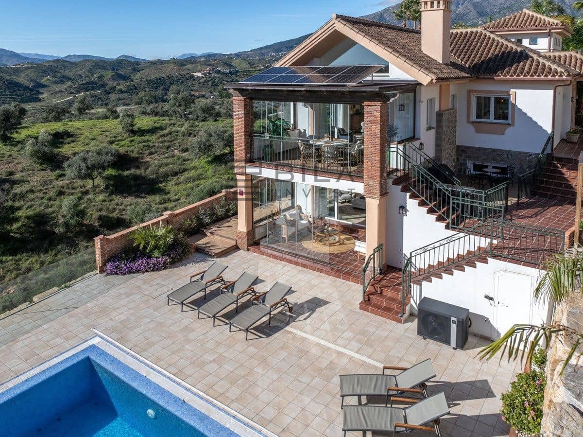 4 sypialnia Willa na sprzedaż w La Sierrezuela z basenem garażem - 1 430 000 € (Ref: 9685967)