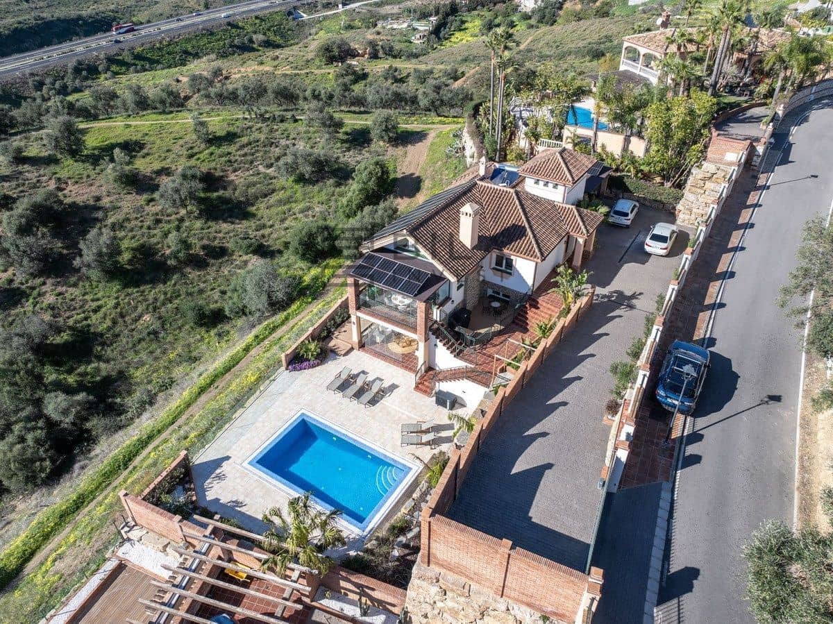 4 sypialnia Willa na sprzedaż w La Sierrezuela z basenem garażem - 1 430 000 € (Ref: 9685967)