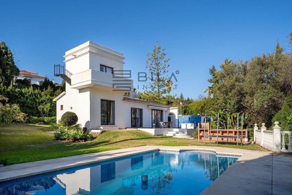 3 bedroom Villa for sale in La Sierrezuela with pool garage - € 649,000 (Ref: 9714420)