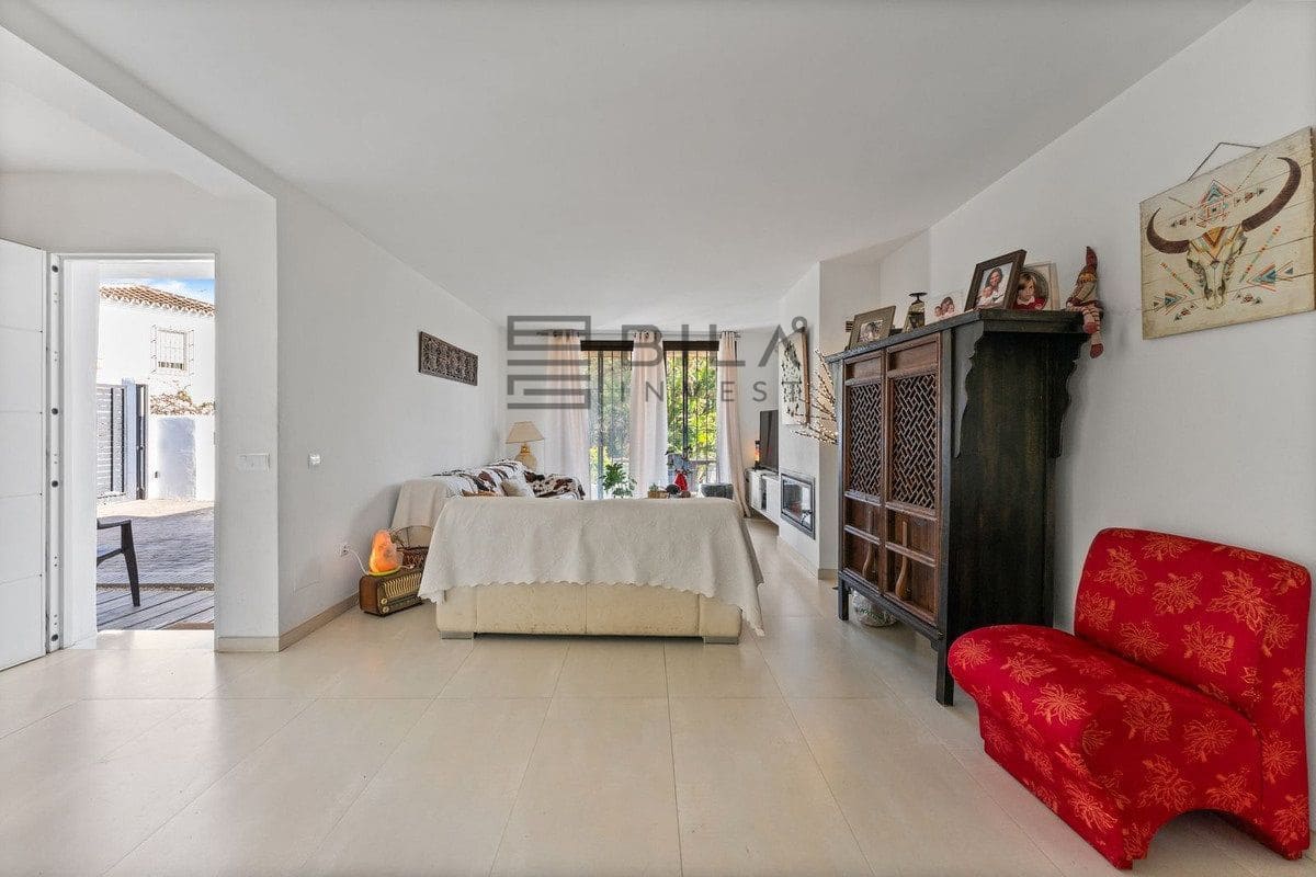 3 bedroom Villa for sale in La Sierrezuela with pool garage - € 649,000 (Ref: 9714420)