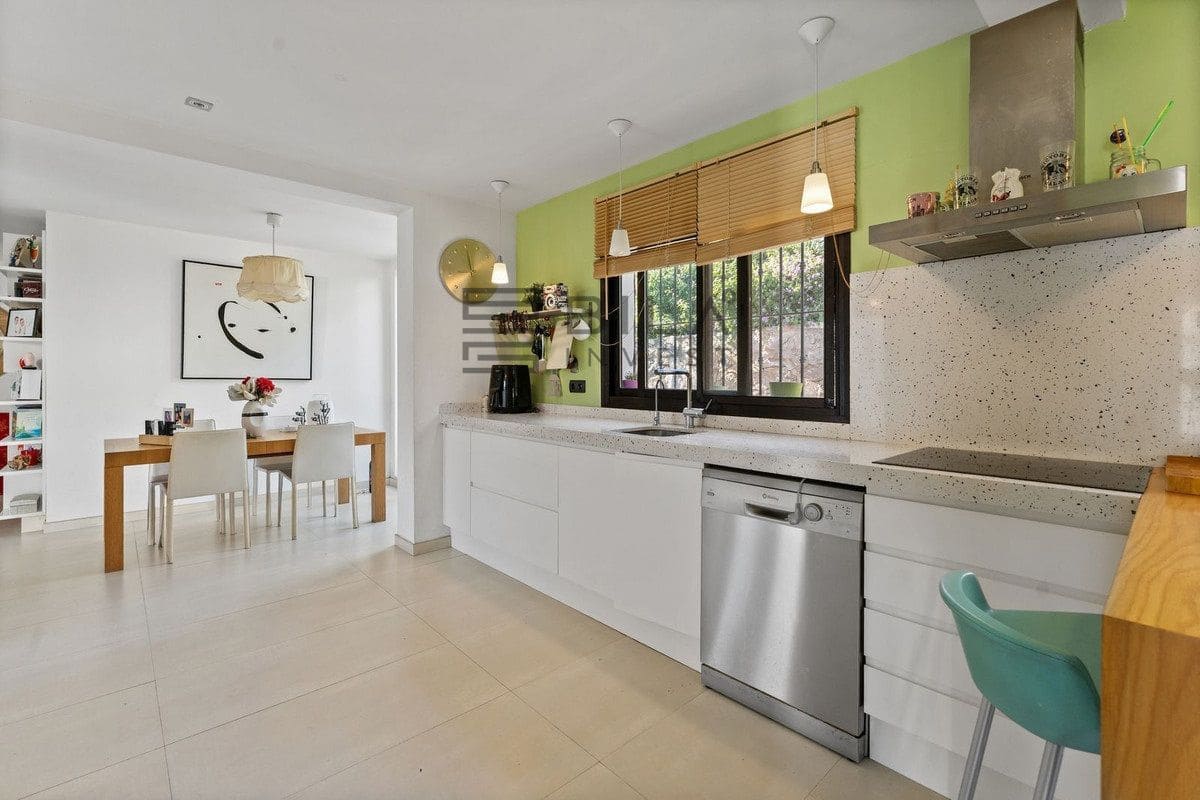 3 bedroom Villa for sale in La Sierrezuela with pool garage - € 649,000 (Ref: 9714420)