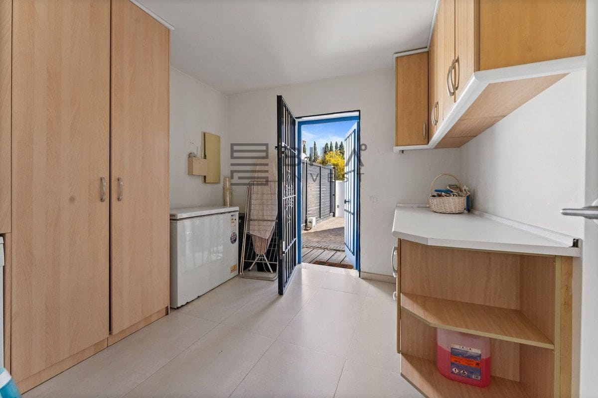 3 bedroom Villa for sale in La Sierrezuela with pool garage - € 649,000 (Ref: 9714420)