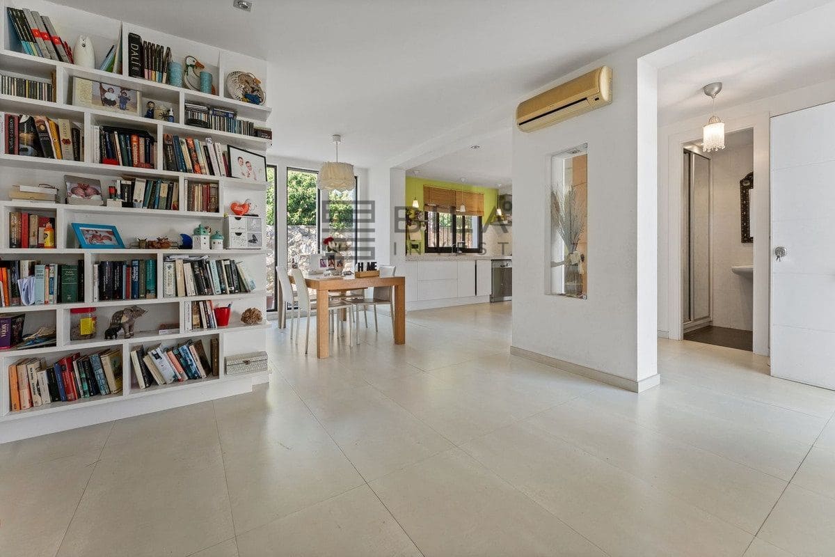 3 bedroom Villa for sale in La Sierrezuela with pool garage - € 649,000 (Ref: 9714420)