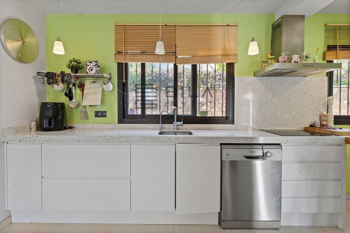 3 bedroom Villa for sale in La Sierrezuela with pool garage - € 649,000 (Ref: 9714420)