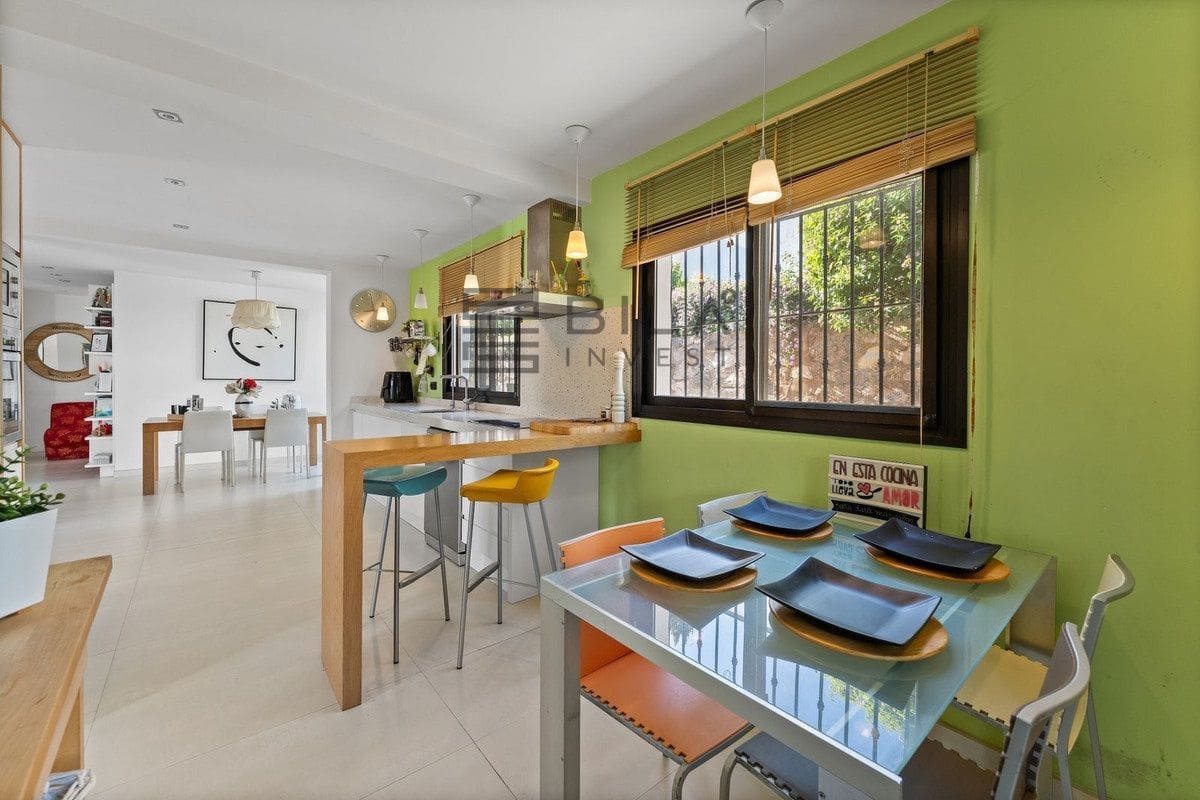 3 bedroom Villa for sale in La Sierrezuela with pool garage - € 649,000 (Ref: 9714420)