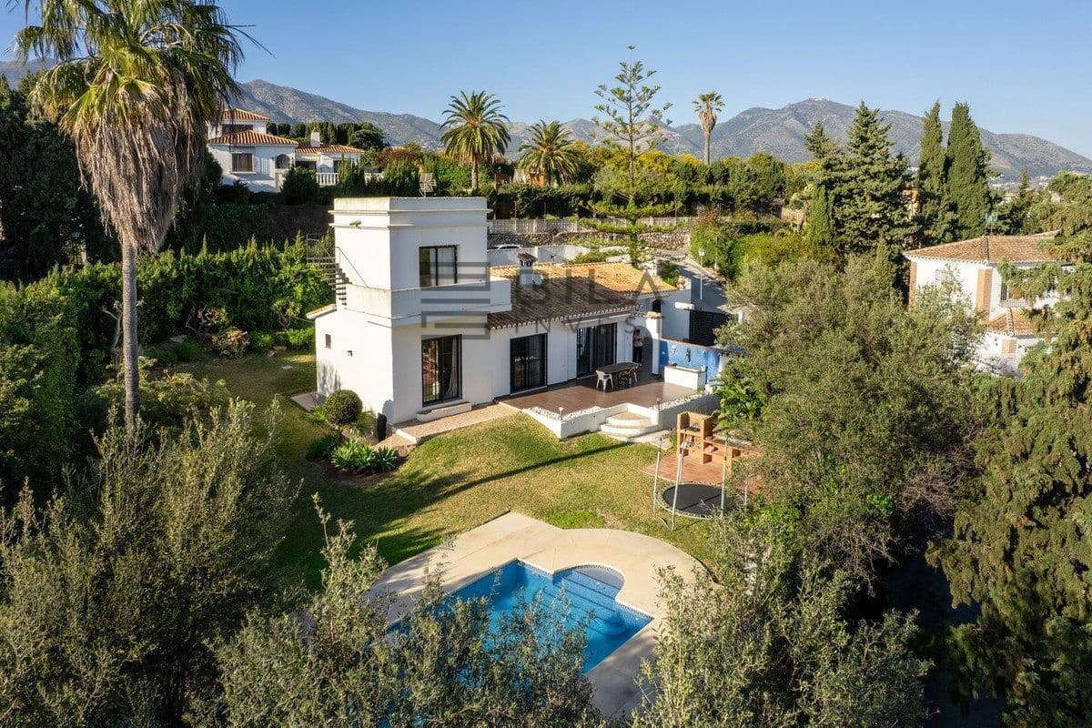 3 bedroom Villa for sale in La Sierrezuela with pool garage - € 649,000 (Ref: 9714420)