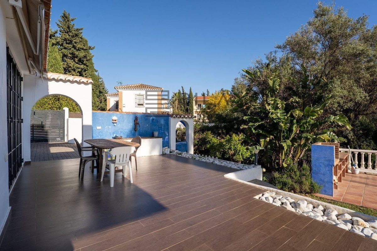 3 bedroom Villa for sale in La Sierrezuela with pool garage - € 649,000 (Ref: 9714420)