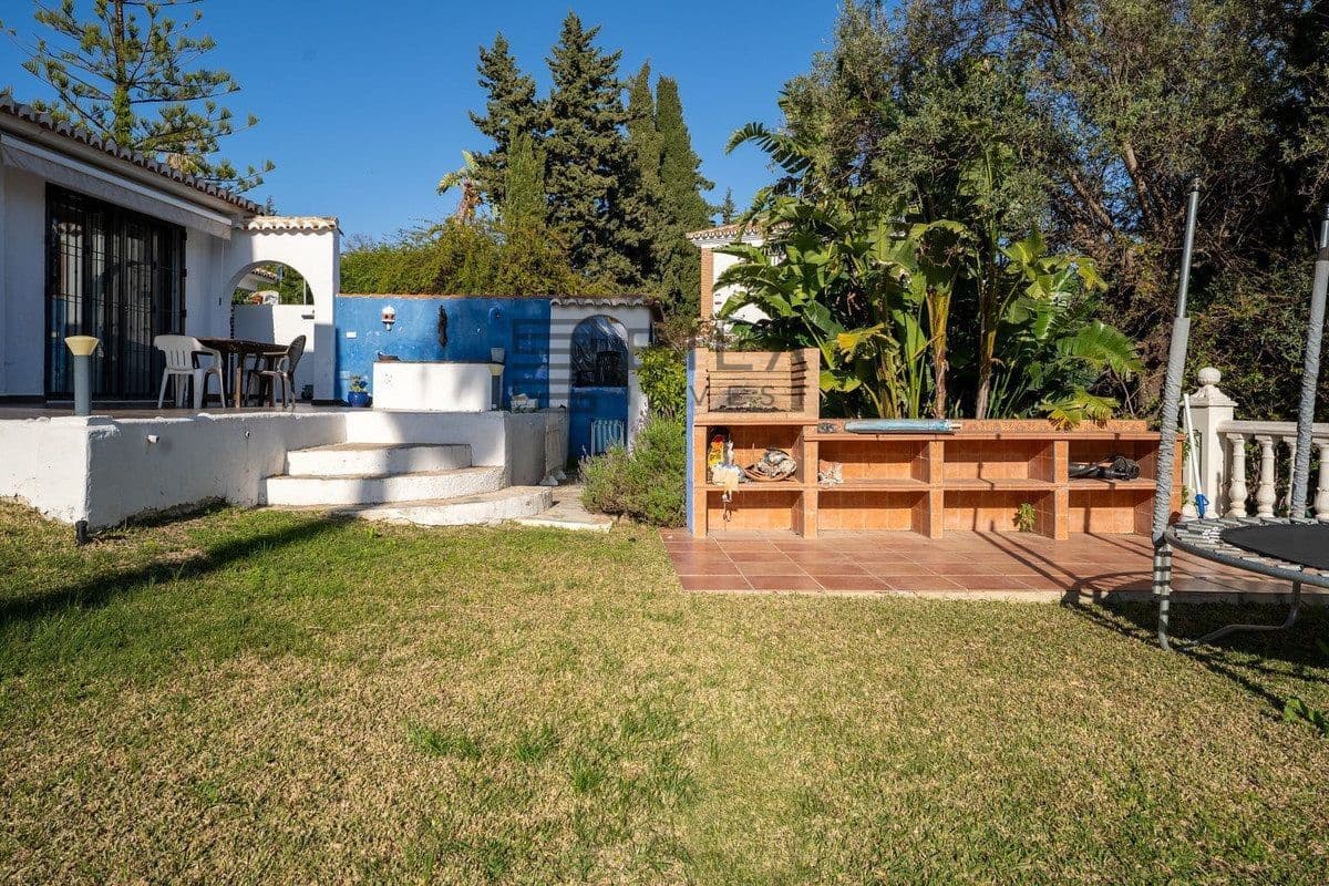 3 bedroom Villa for sale in La Sierrezuela with pool garage - € 649,000 (Ref: 9714420)
