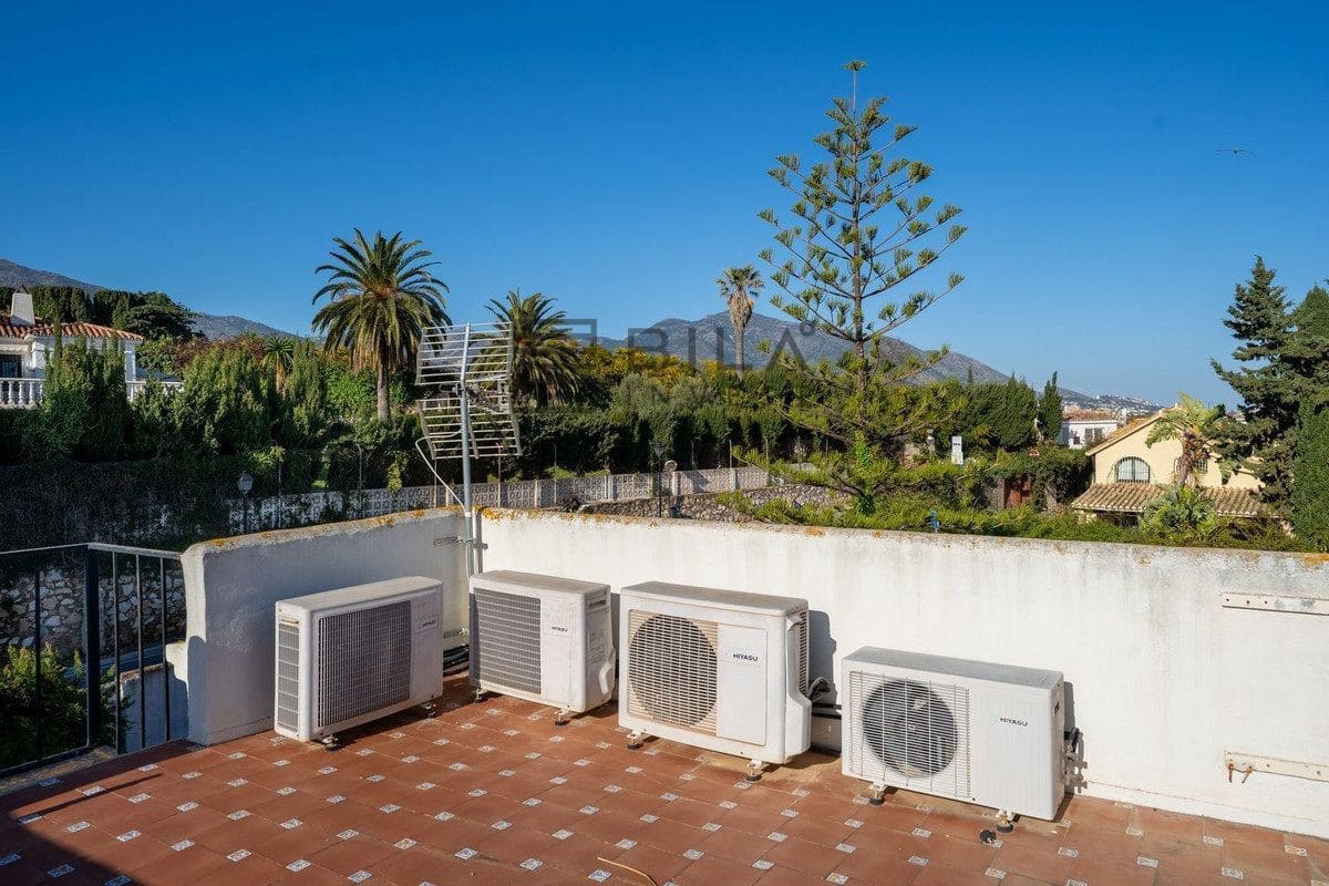 3 bedroom Villa for sale in La Sierrezuela with pool garage - € 649,000 (Ref: 9714420)