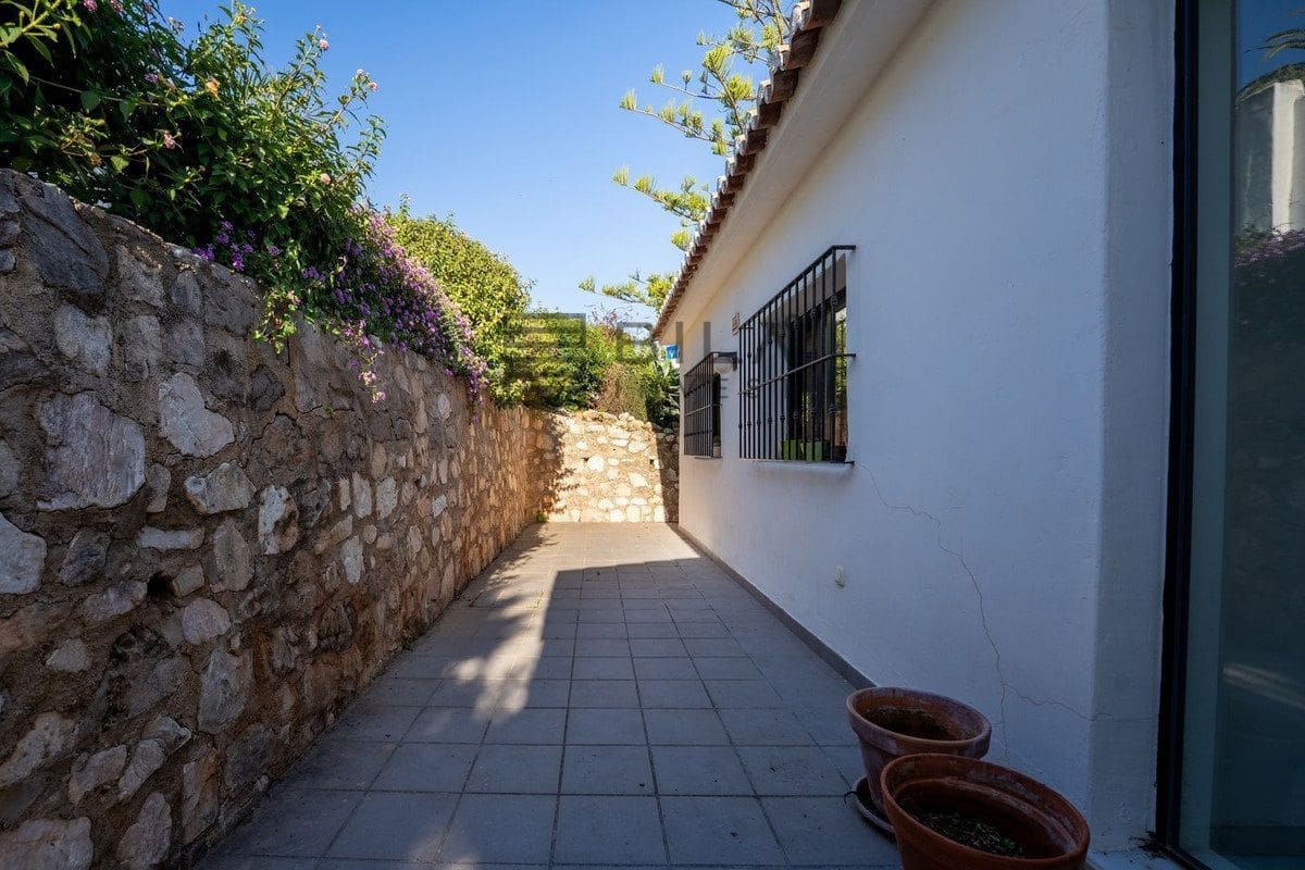 3 bedroom Villa for sale in La Sierrezuela with pool garage - € 649,000 (Ref: 9714420)