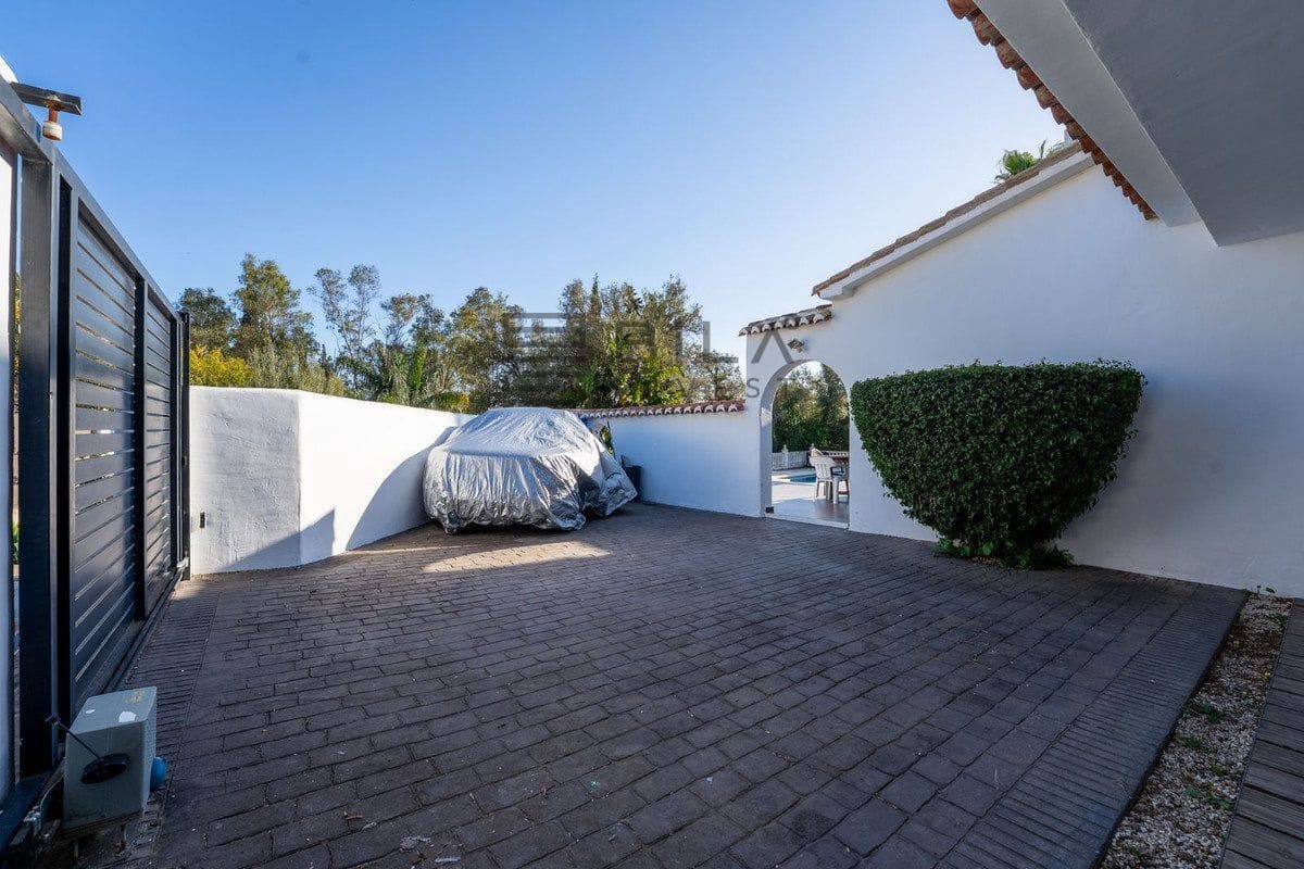 3 bedroom Villa for sale in La Sierrezuela with pool garage - € 649,000 (Ref: 9714420)