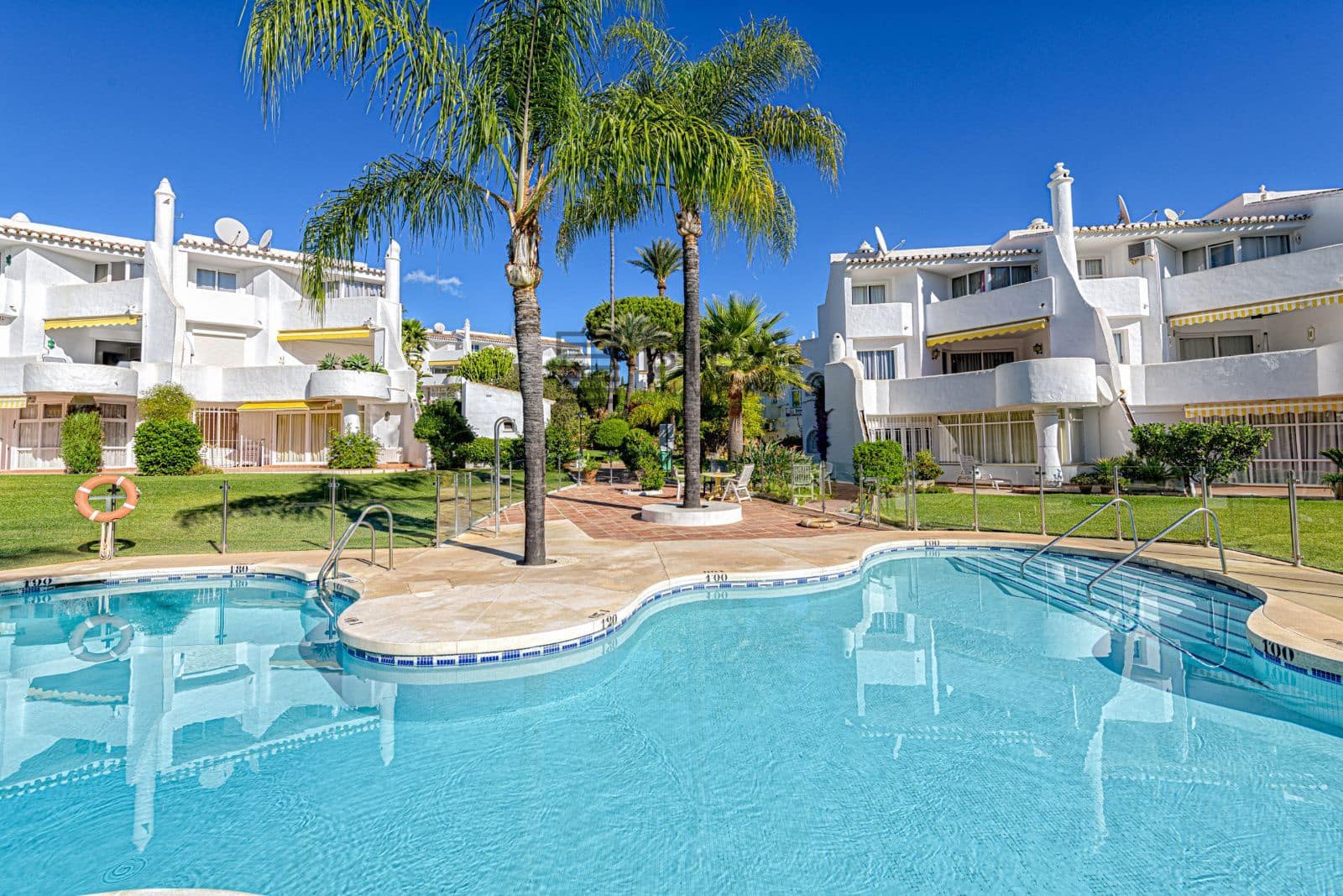 Piso de 2 habitaciones en Calahonda en venta con piscina garaje - 339.000 € (Ref: 9730511)