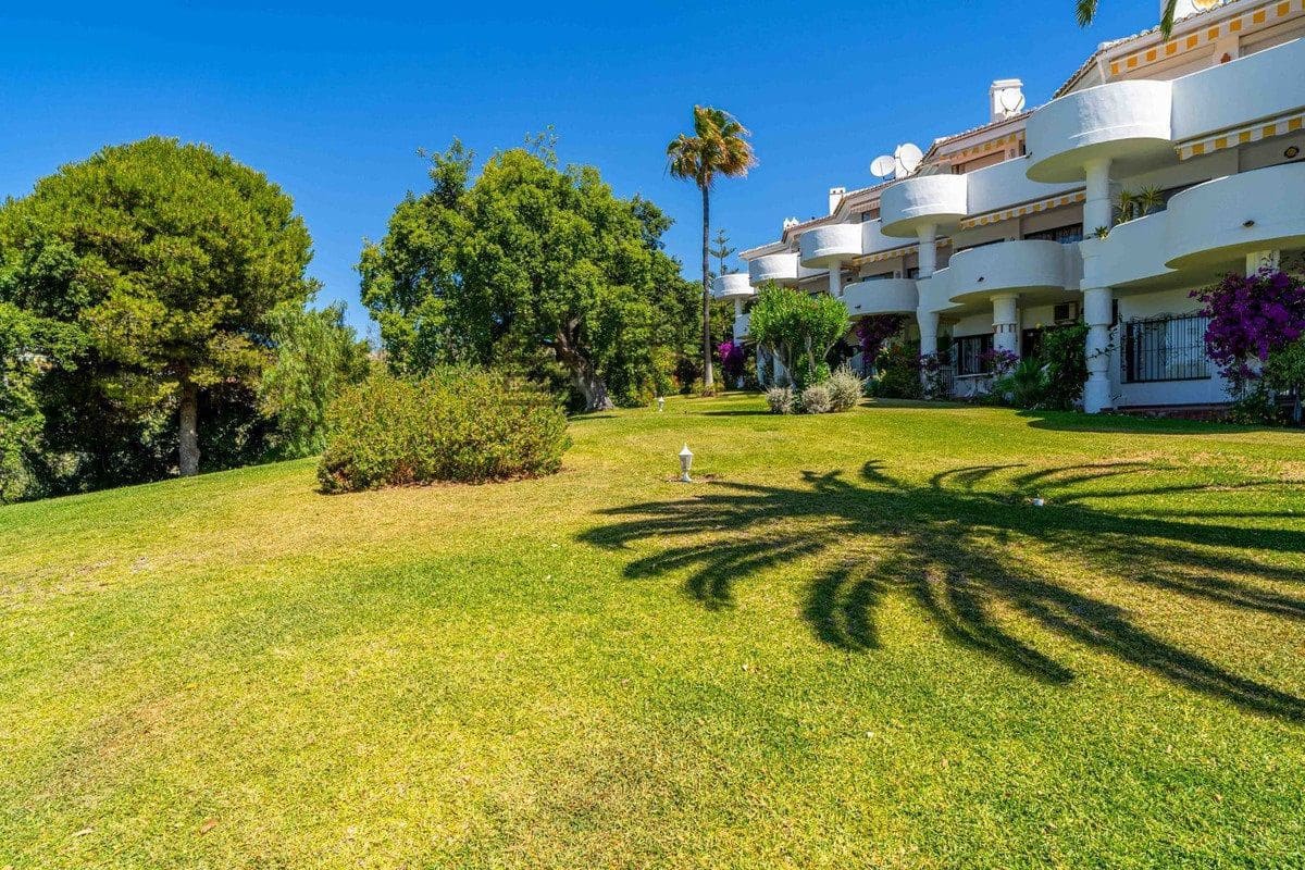 Piso de 2 habitaciones en Calahonda en venta con piscina garaje - 339.000 € (Ref: 9730511)