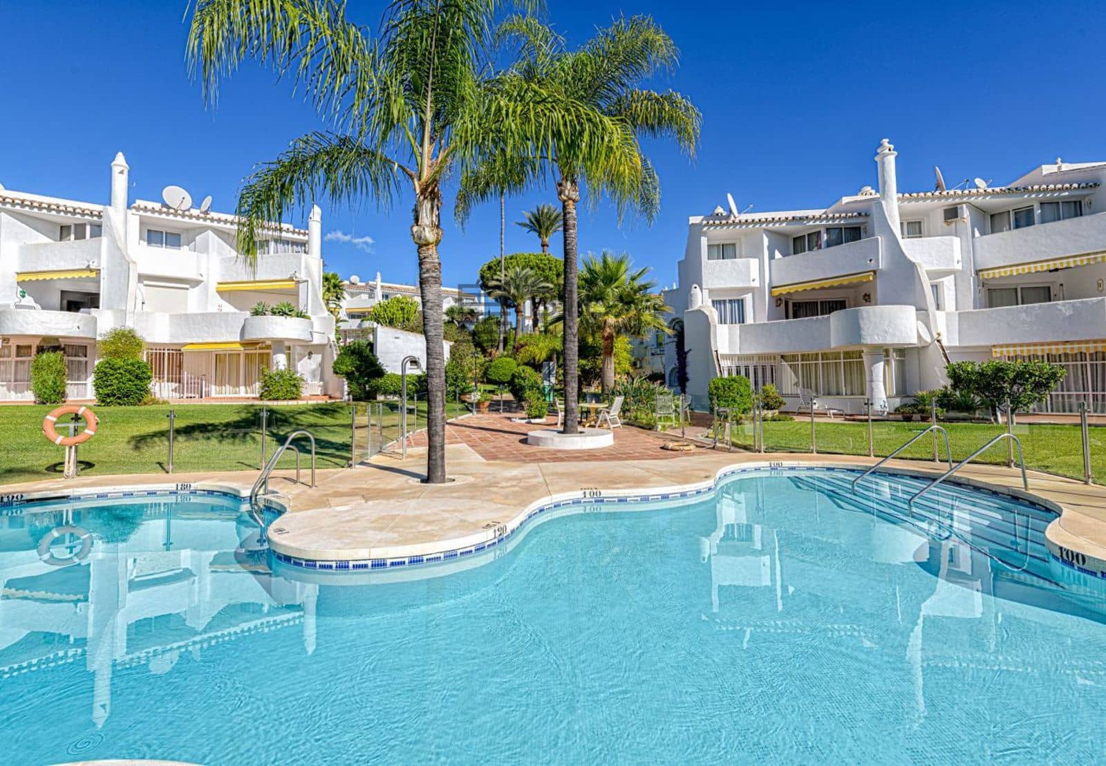 Piso de 2 habitaciones en Calahonda en venta con piscina garaje - 339.000 € (Ref: 9730511)