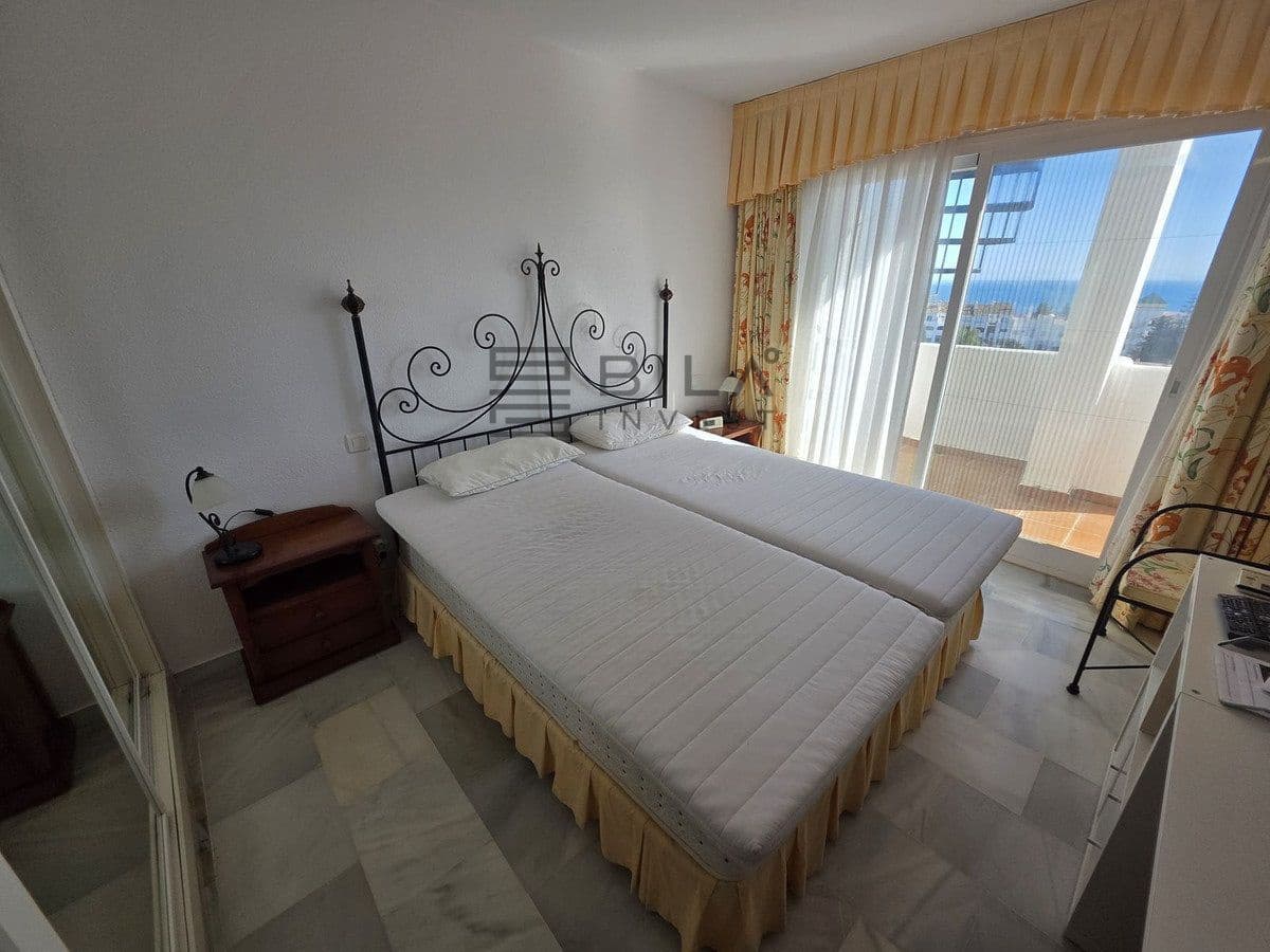 2 bedroom Penthouse for sale in Calahonda with pool - € 349,000 (Ref: 9730517)