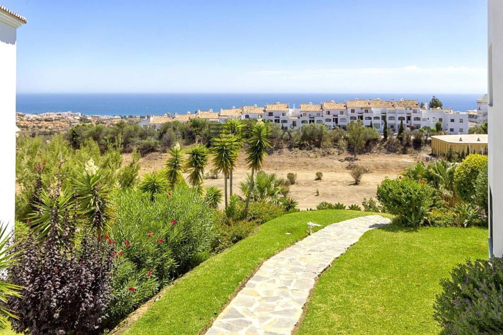 2 bedroom Penthouse for sale in Calahonda with pool - € 349,000 (Ref: 9730517)