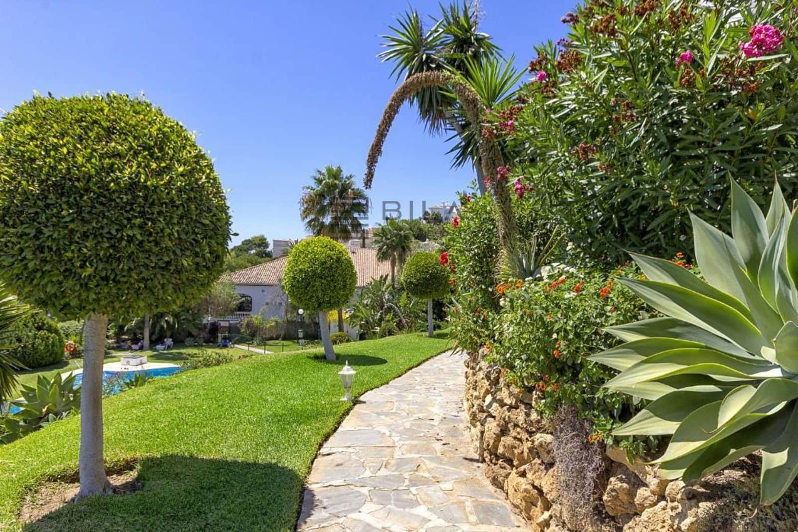 2 bedroom Penthouse for sale in Calahonda with pool - € 349,000 (Ref: 9730517)