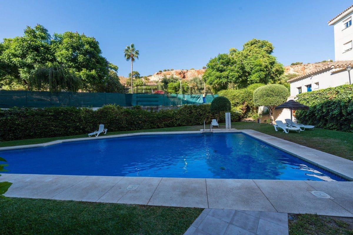 2 makuuhuone Asunto myytävänä paikassa Fuengirola mukana uima-altaan 
autotalli - 299 000 € (Ref: 9737751)