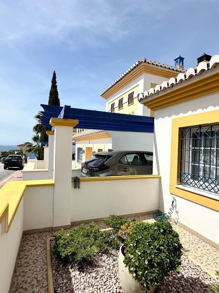 4 bedroom Townhouse for sale in Calahonda with pool garage - € 689,000 (Ref: 9742999)