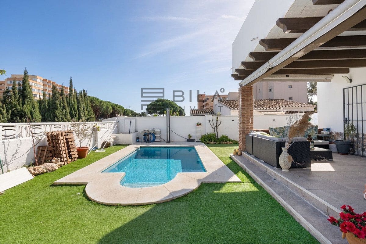 4 bedroom Villa for sale in Calahonda with pool - € 850,000 (Ref: 9743004)