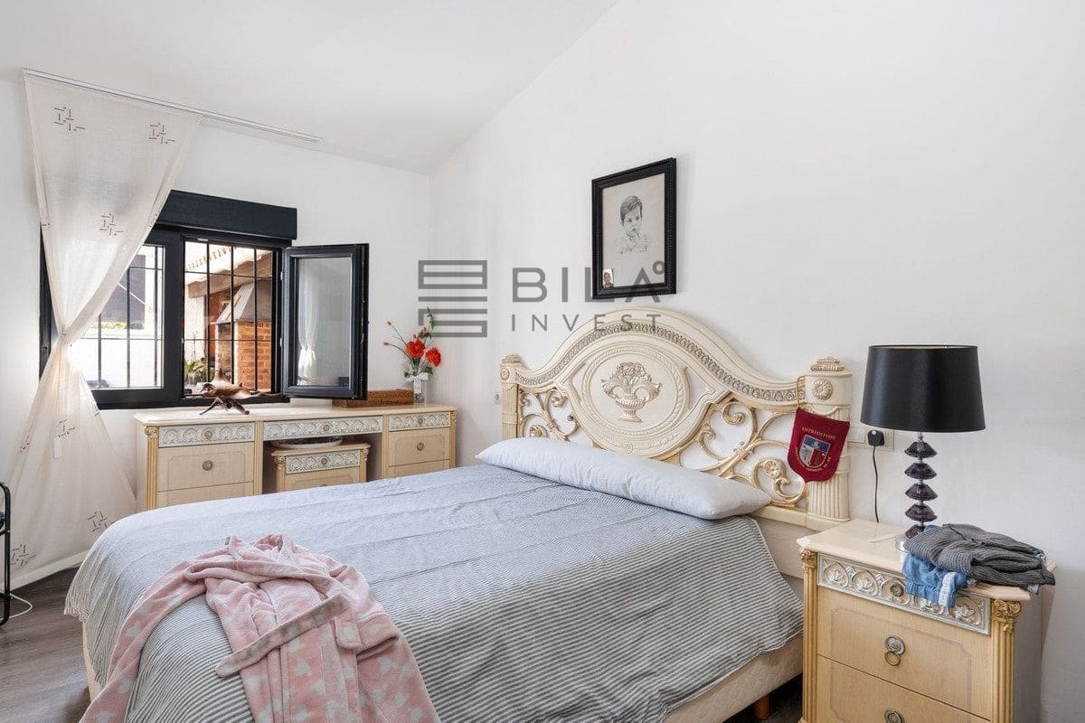 4 bedroom Villa for sale in Calahonda with pool - € 850,000 (Ref: 9743004)