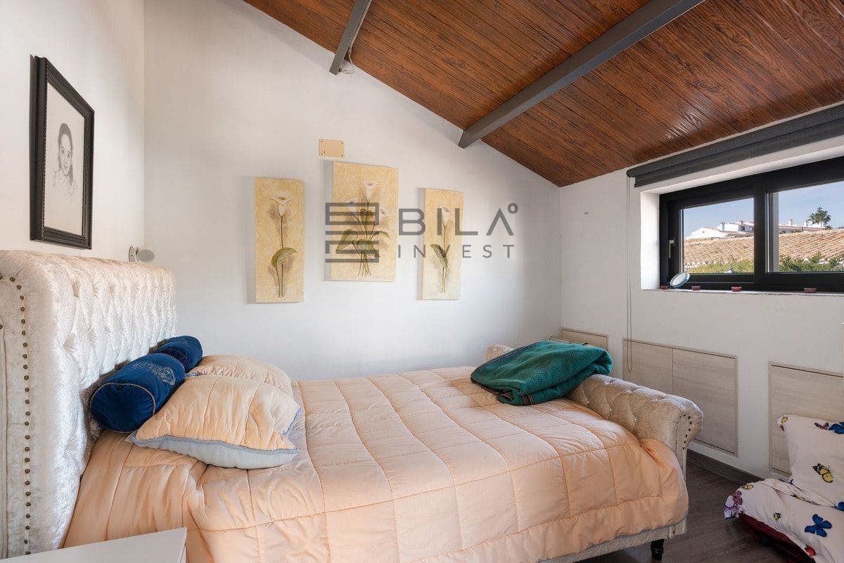 4 bedroom Villa for sale in Calahonda with pool - € 850,000 (Ref: 9743004)