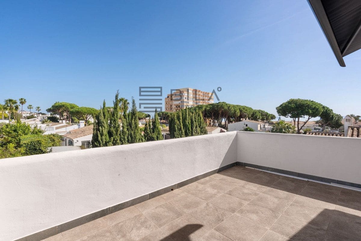 4 bedroom Villa for sale in Calahonda with pool - € 850,000 (Ref: 9743004)