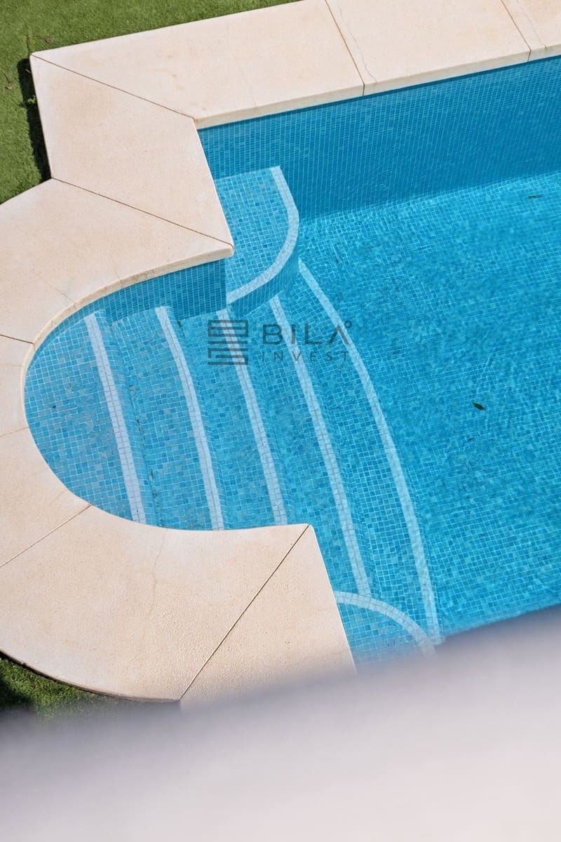 4 bedroom Villa for sale in Calahonda with pool - € 850,000 (Ref: 9743004)