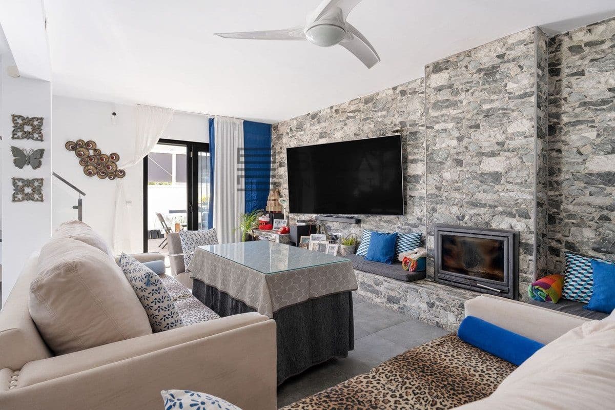 4 bedroom Villa for sale in Calahonda with pool - € 850,000 (Ref: 9743004)