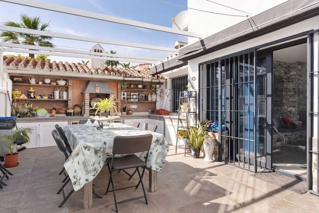 Chalet de 4 habitaciones en Calahonda, Mijas en venta con piscina - 850.000 € (Ref: 9743004)