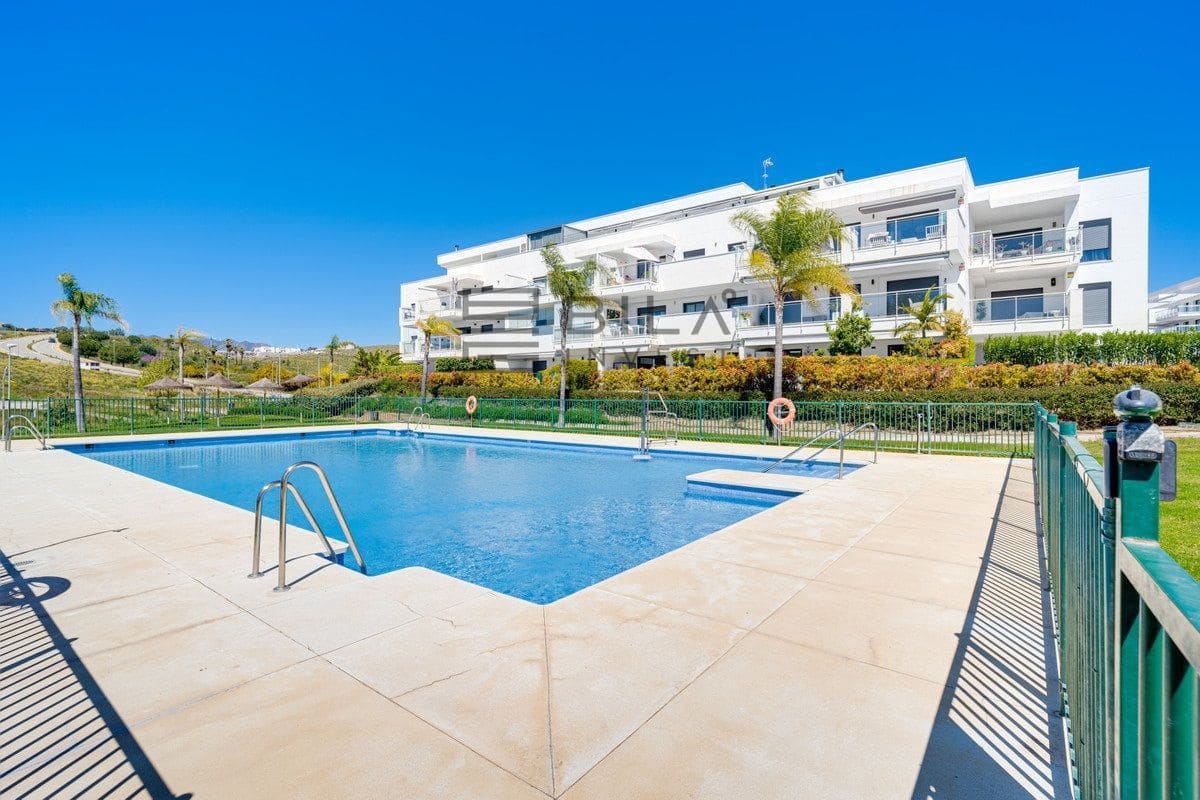 2 bedroom Flat for sale in La Cala de Mijas with pool garage - € 350,000 (Ref: 9751496)