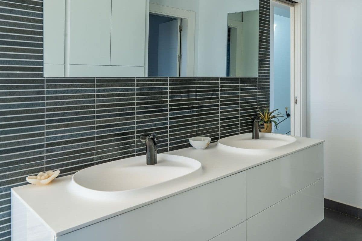 3 makuuhuone Huvila myytävänä paikassa El Faro mukana uima-altaan 
autotalli - 995 000 € (Ref: 9751498)