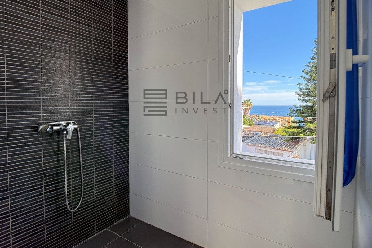 3 makuuhuone Huvila myytävänä paikassa El Faro mukana uima-altaan 
autotalli - 995 000 € (Ref: 9751498)