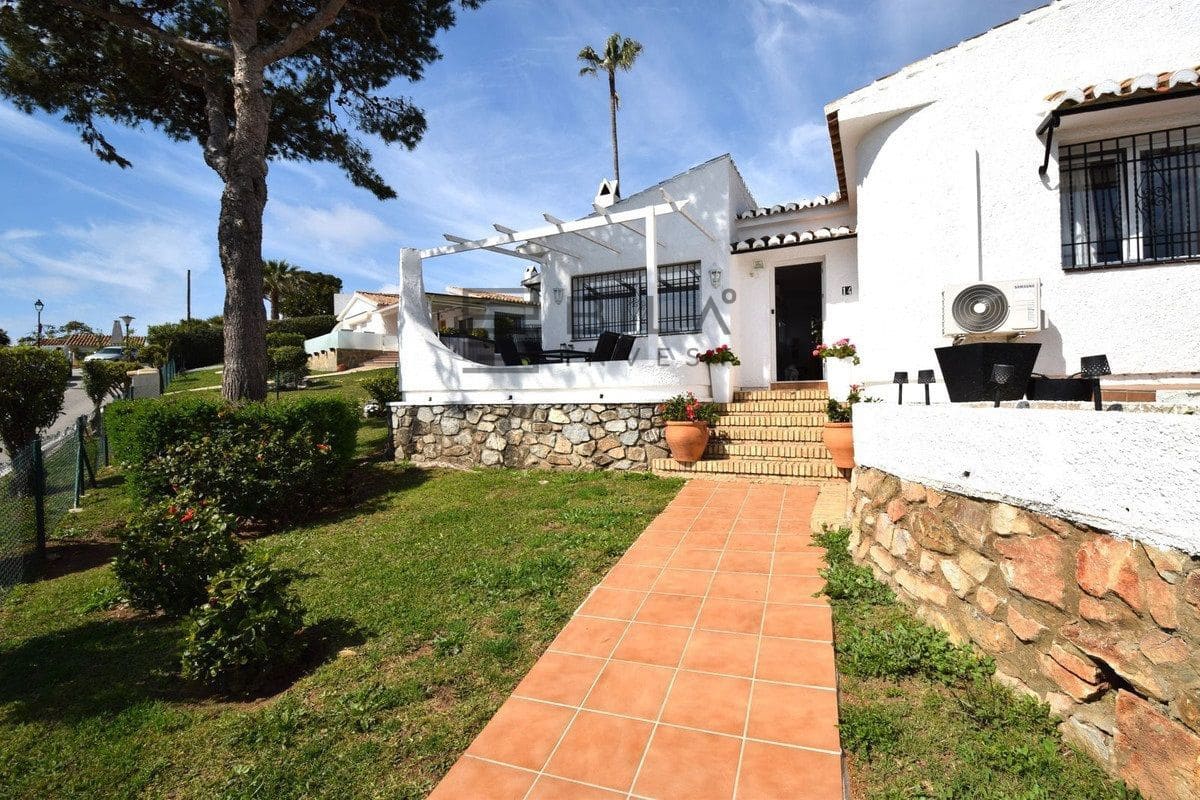Chalet de 3 habitaciones en La Cala de Mijas en venta con piscina - 795.000 € (Ref: 9772575)