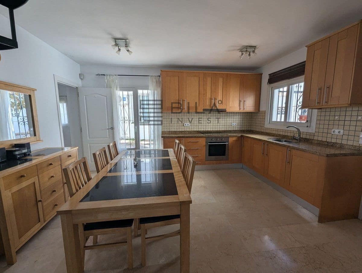 3 makuuhuone Omakotitalo myytävänä paikassa Calahonda mukana uima-altaan 
autotalli - 449 000 € (Ref: 9798420)