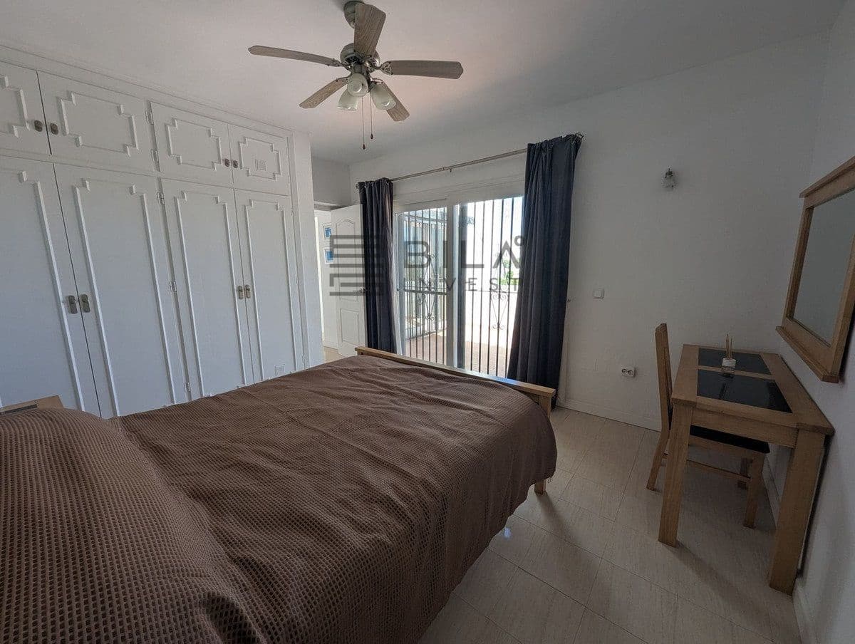 3 makuuhuone Omakotitalo myytävänä paikassa Calahonda mukana uima-altaan 
autotalli - 449 000 € (Ref: 9798420)