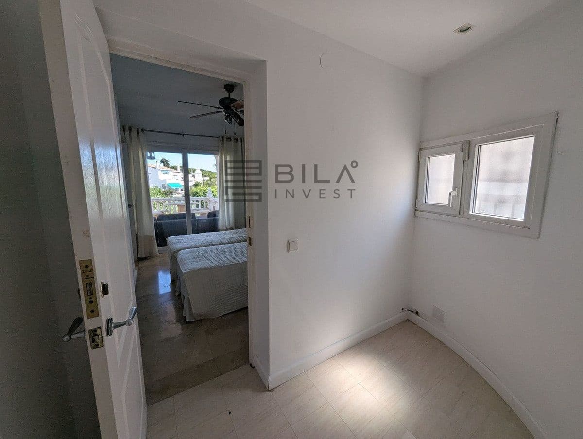 3 makuuhuone Omakotitalo myytävänä paikassa Calahonda mukana uima-altaan 
autotalli - 449 000 € (Ref: 9798420)